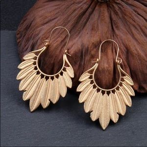 Anthropologie Gold Feather Embossed Bohemian Huggie Style Hoops (74)